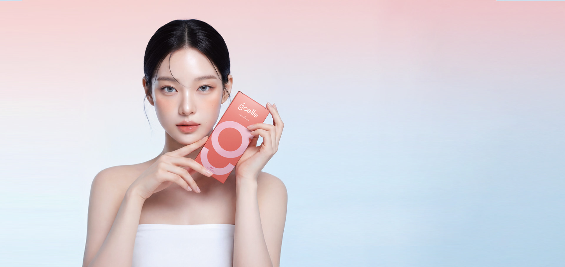 gcelle 패키지를 든 모델